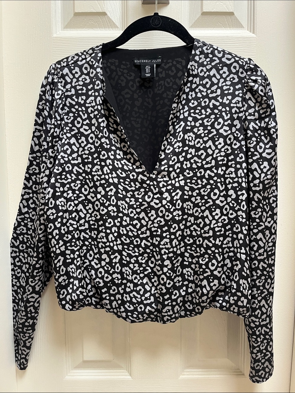 Sincerly Jules Black and SilverLeopard Print V-Neck Blouse Size S